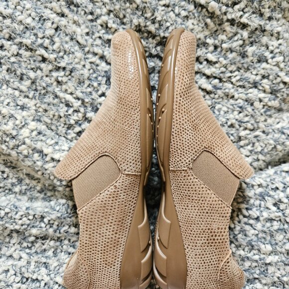 Leather Vaneli Sport loafers. Size: 7.5M (US). Color: Taupe/tan - Picture 3 of 8